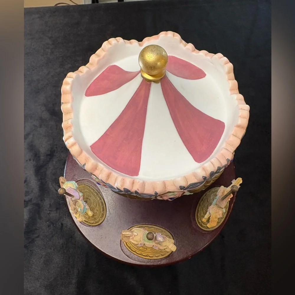 🔥🔥🔥Scarborough Fair Porcelain Carousel With 6 Gold Gilded Horse Figurines - Picture 2 of 13